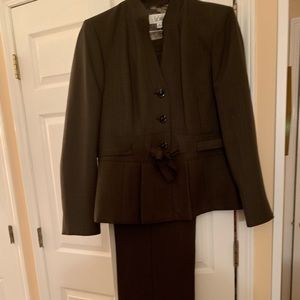 Le Suit 2 pc pant suit Dark Brown size 14